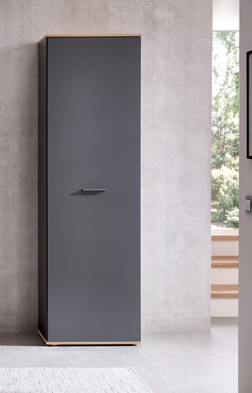 Moderner Hochschrank in dunklem Grau mit Holzdetails, frontal fotografiert in einem minimalistischen Raum.