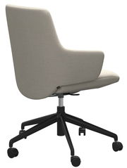 Rückansicht eines modernen Home Office Sessels mit hellgrauem Stoffbezug und schwarzem Drehfuß auf Rollen.