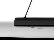 Nahaufnahme einer LED-Hängeleuchte mit schwarzem Gehäuse und Kabel, seitliche Perspektive