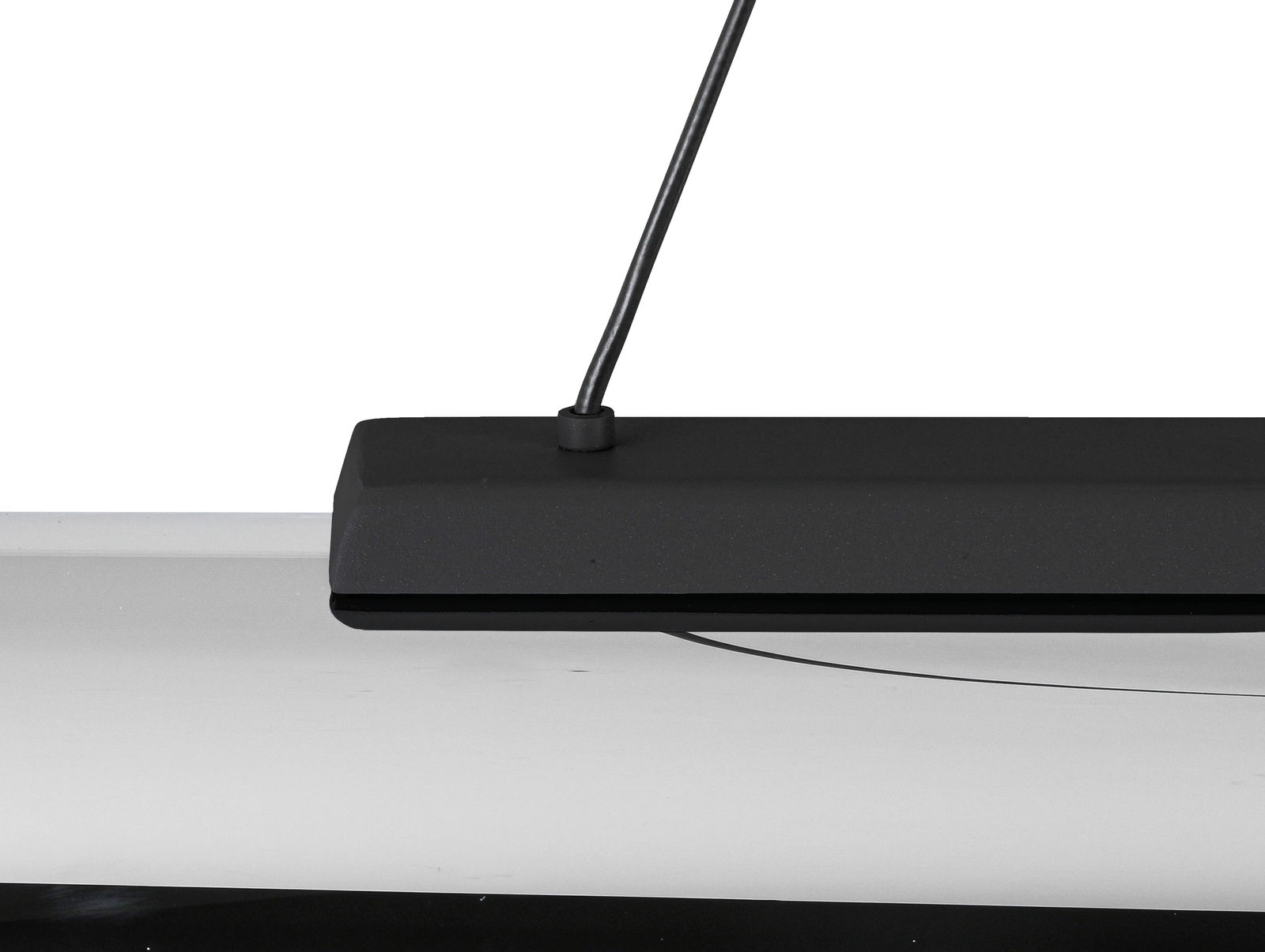 Nahaufnahme einer LED-Hängeleuchte mit schwarzem Gehäuse und Kabel, seitliche Perspektive