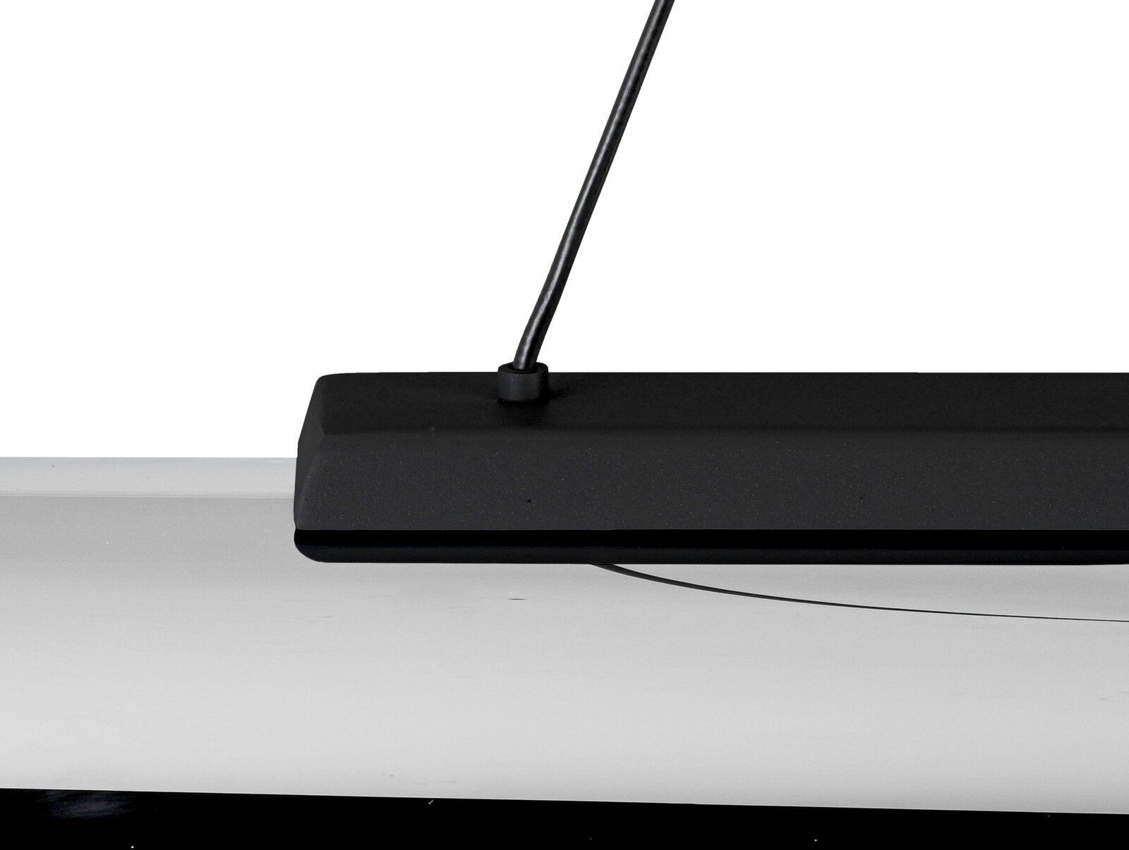 Close-up van een LED-hanglamp met zwarte behuizing en kabel, zijaanzicht