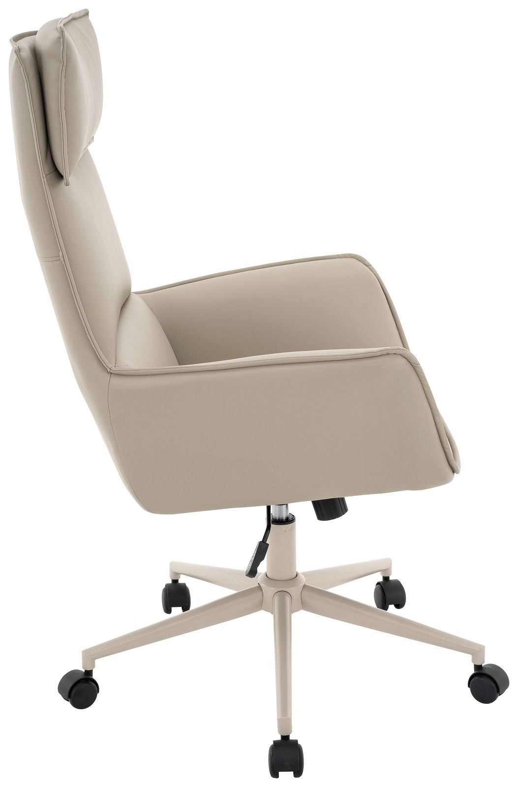Seitenansicht eines beigen Chefsessels mit hoher Rückenlehne und Kopfstütze, auf einem drehbaren Fuß mit Rollen.