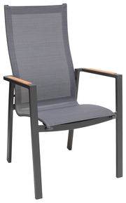 Moderner Stapelsessel mit grauem Netzgewebe und Armlehnen aus Holz, seitliche Perspektive