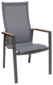 Moderner Stapelsessel mit grauem Netzgewebe und Armlehnen aus Holz, seitliche Perspektive