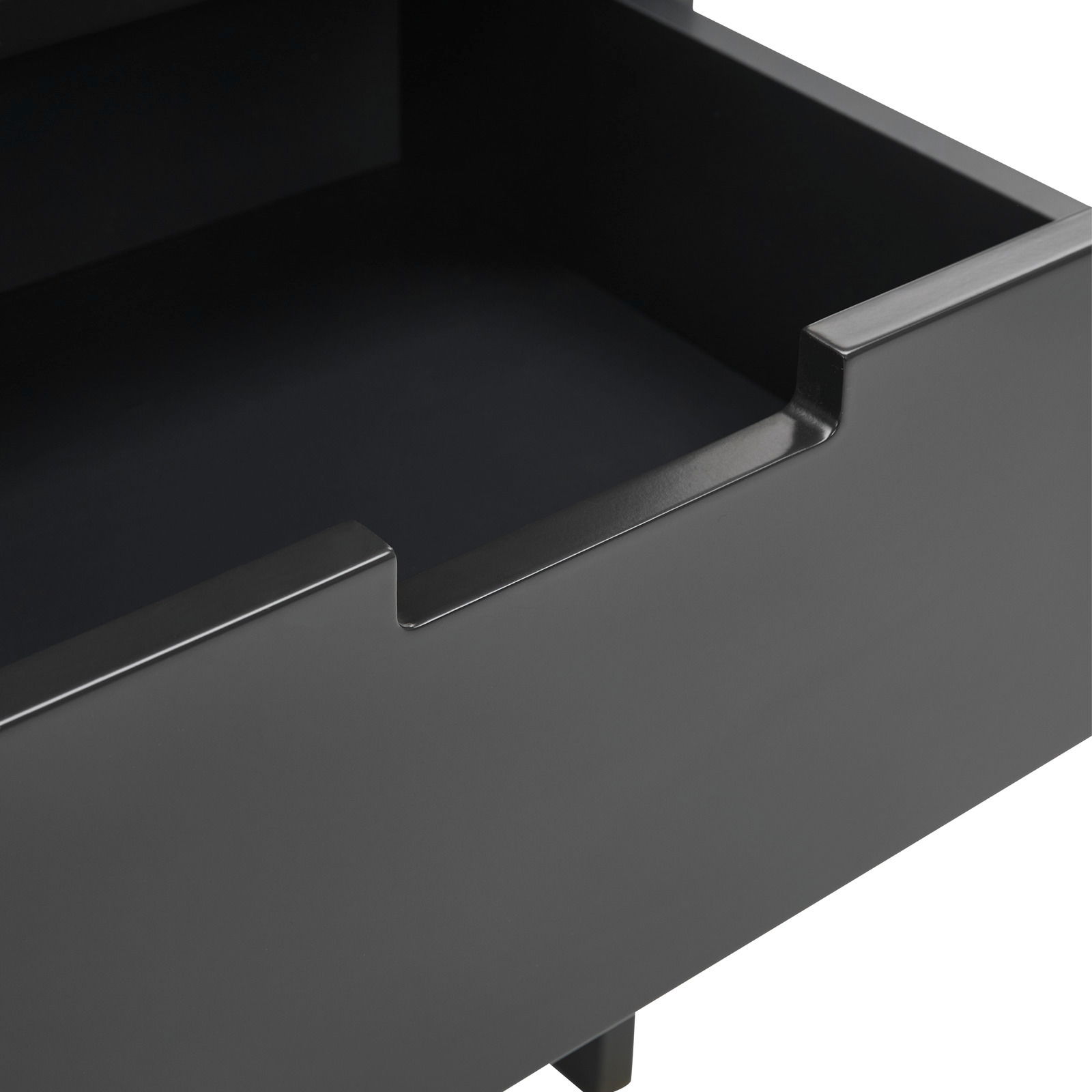 Nahaufnahme einer offenen Schublade einer schwarzen Nachtkonsole, Perspektive von oben.