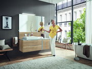 Moderne Badkombination mit Holzoptik, großem Spiegel und Waschbecken, seitliche Perspektive