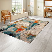 Moderner Webteppich mit abstraktem Design in Blau-, Orange- und Beigetönen, auf hellem Holzboden in einem hellen Raum mit großen Fenstern und minimalistischer Einrichtung. Perspektive: schräg von oben.