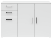 Weiße Kommode mit drei Schubladen auf der linken Seite und zwei Türen auf der rechten Seite, schwarze Griffe, Frontalansicht