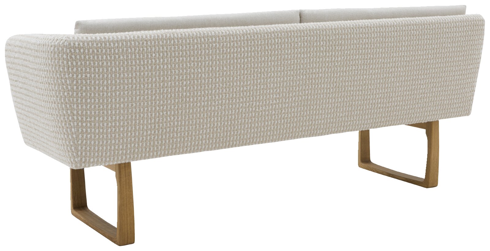Moderne bank met crèmekleurige gestructureerde bekleding en twee houten poten in de vorm van sleden, gezien vanuit een schuine hoek van achteren