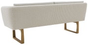 Moderne bank met crèmekleurige gestructureerde bekleding en twee houten poten in de vorm van sleden, gezien vanuit een schuine hoek van achteren