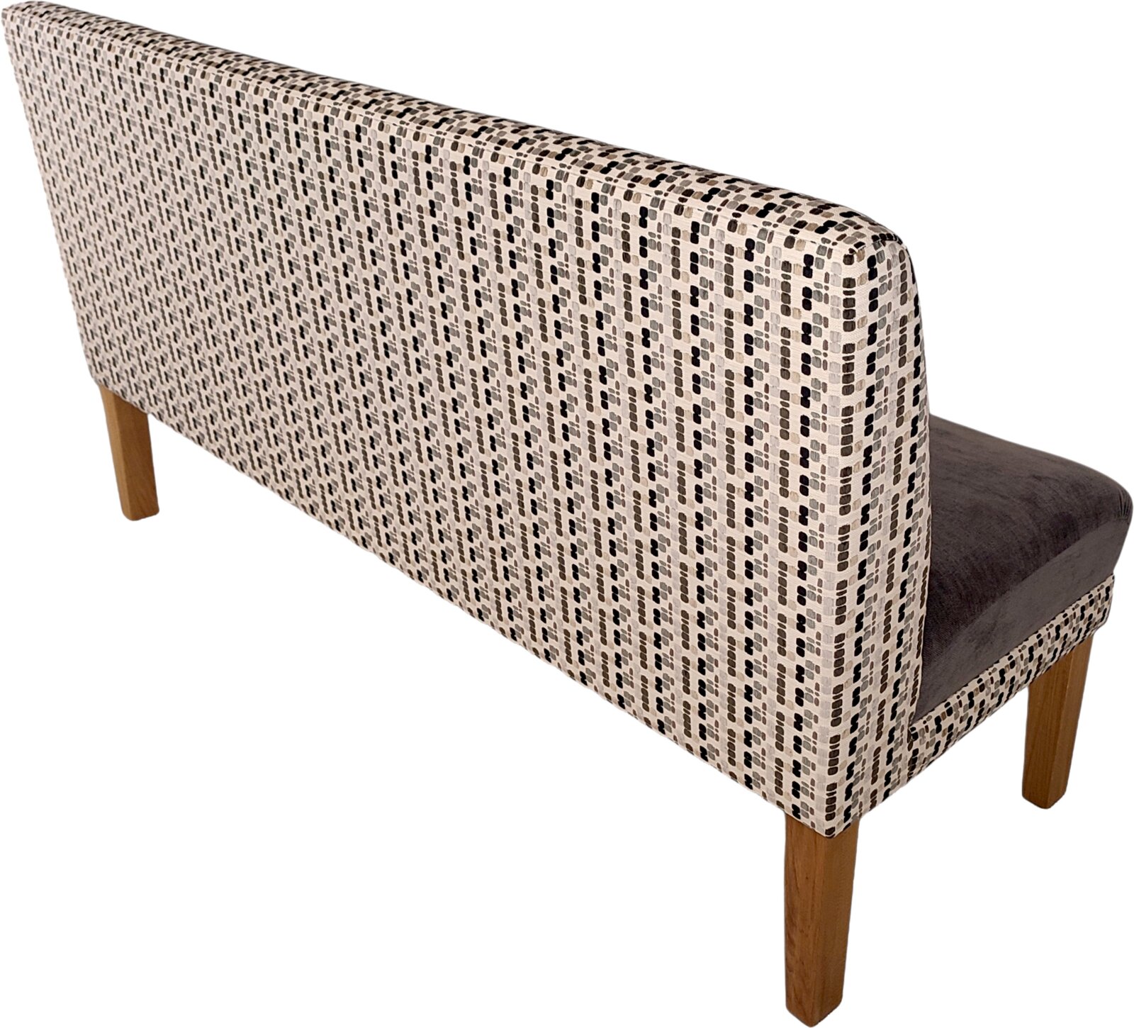 Gestoffeerde bank met hoge rugleuning, bekleed met een stof met patroon in beige/zwart en houten poten, zijaanzicht van de rugleuning vanuit een iets hoger perspectief