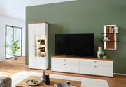 Moderne Wandkombination in Weiß mit Holzakzenten, bestehend aus einem hohen Schrank mit Glaseinsätzen, einem breiten TV-Schrank und einem dekorativen Wandregal, frontal betrachtet.