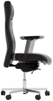 Moderner Chefsessel in Seitenansicht mit verstellbaren Armlehnen und stabilem Chromfußkreuz auf Rollen.