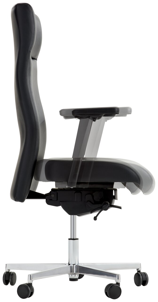 Moderner Chefsessel in Seitenansicht mit verstellbaren Armlehnen und stabilem Chromfußkreuz auf Rollen.
