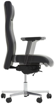 Moderner Chefsessel in Seitenansicht mit verstellbaren Armlehnen und stabilem Chromfußkreuz auf Rollen.