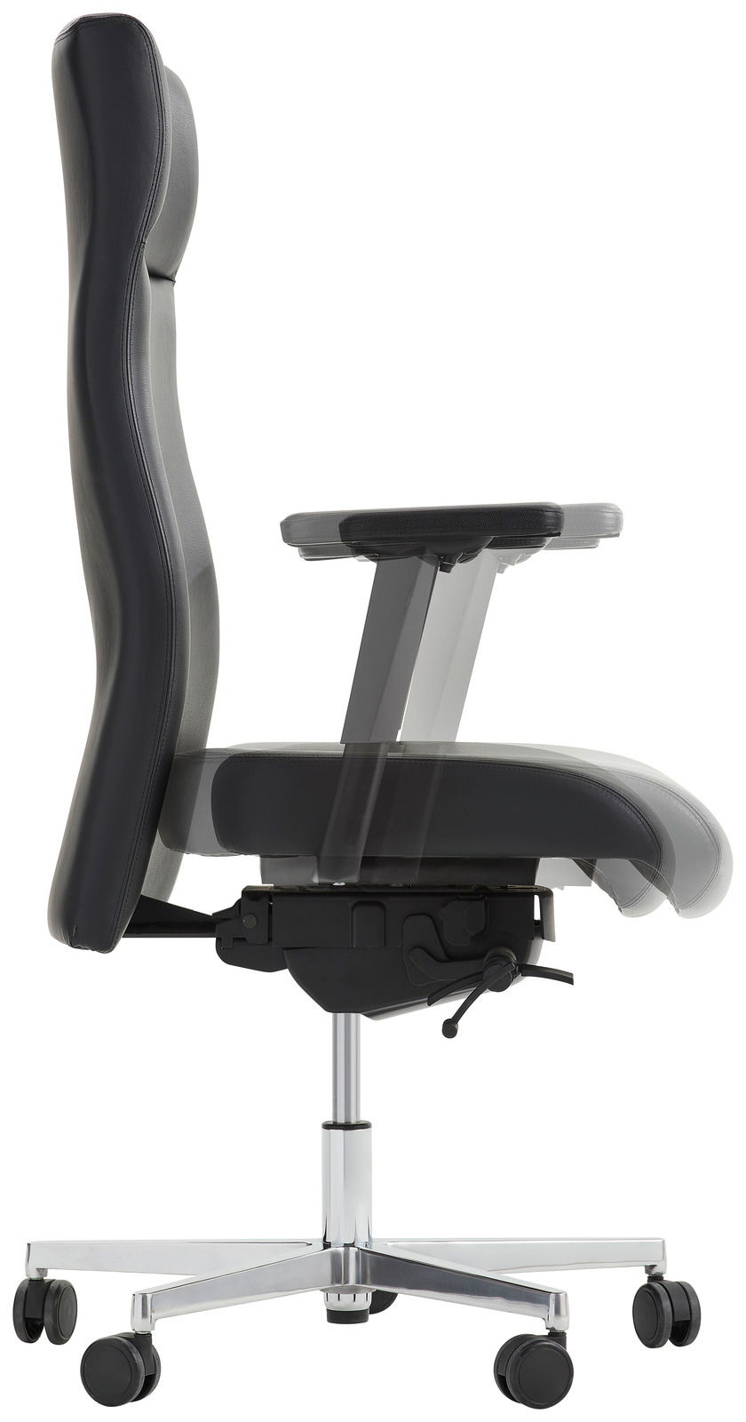 Moderner Chefsessel in Seitenansicht mit verstellbaren Armlehnen und stabilem Chromfußkreuz auf Rollen.