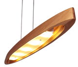Moderne Pendelleuchte aus Holz in seitlicher Perspektive