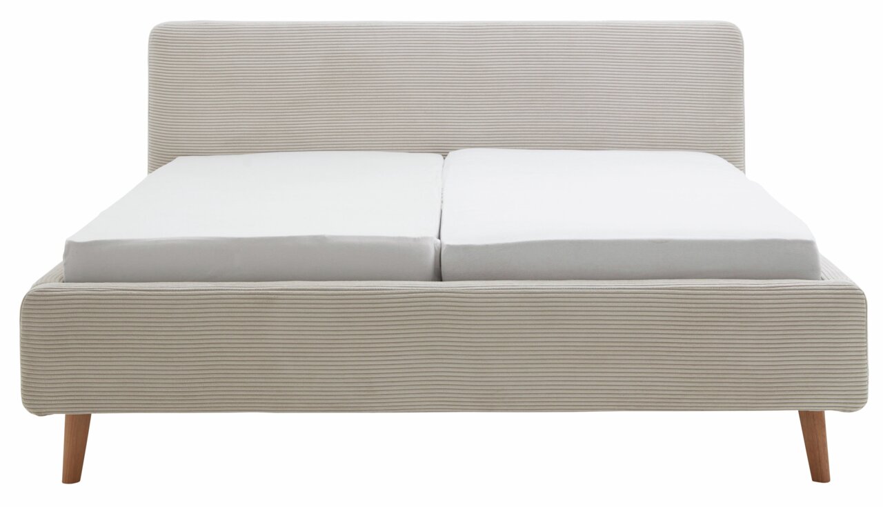 Frontale Ansicht eines Polsterbettgestells mit gestreiftem Stoffbezug und Holzfüßen.