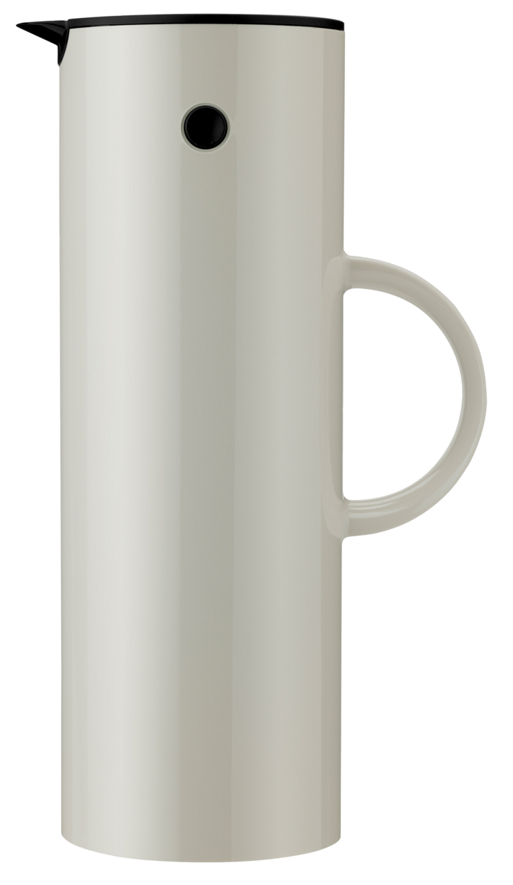 Stelton Isolierkanne EM77 Isolierkanne 1 l in Sandfarbe, seitliche Perspektive mit sichtbarem Griff und Ausguss.
