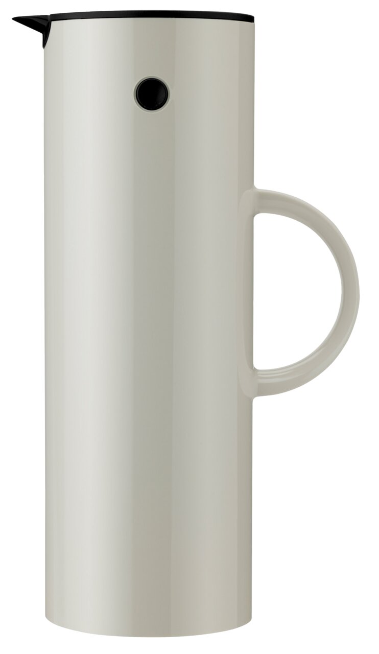 Stelton Thermoskan EM77 Thermoskan van 1 l in zandkleur, zijaanzicht met zichtbaar handvat en schenktuit.
