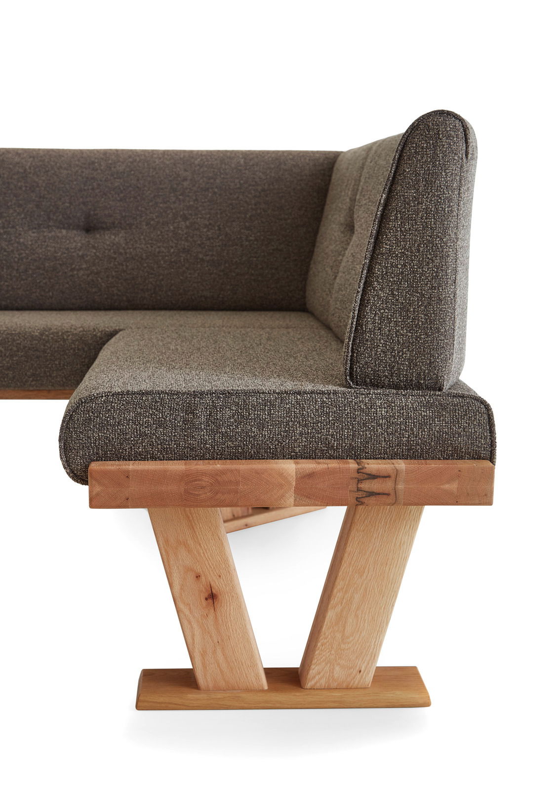 Eckbank mit grauem Stoffbezug und Holzgestell, seitliche Perspektive