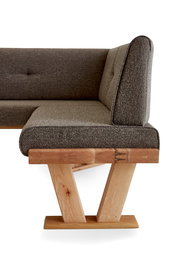 Eckbank mit grauem Stoffbezug und Holzgestell, seitliche Perspektive