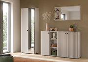 Modernes Garderoben-Set in Weiß mit vertikalen schwarzen Linien: hoher Schrank mit Spiegel und breites Sideboard mit offenen Regalfächern, dekoriert mit Vase und Pflanze, frontal aus leicht seitlicher Perspektive im Wohnraum