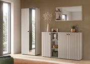 Modernes Garderoben-Set in Weiß mit vertikalen schwarzen Linien: hoher Schrank mit Spiegel und breites Sideboard mit offenen Regalfächern, dekoriert mit Vase und Pflanze, frontal aus leicht seitlicher Perspektive im Wohnraum