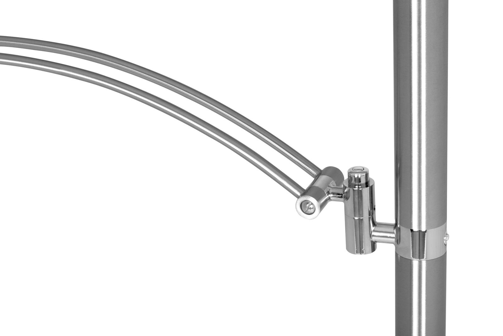 Detailansicht eines silbernen LED-Deckenfluters mit gebogenem Arm und glänzendem Metallfinish.