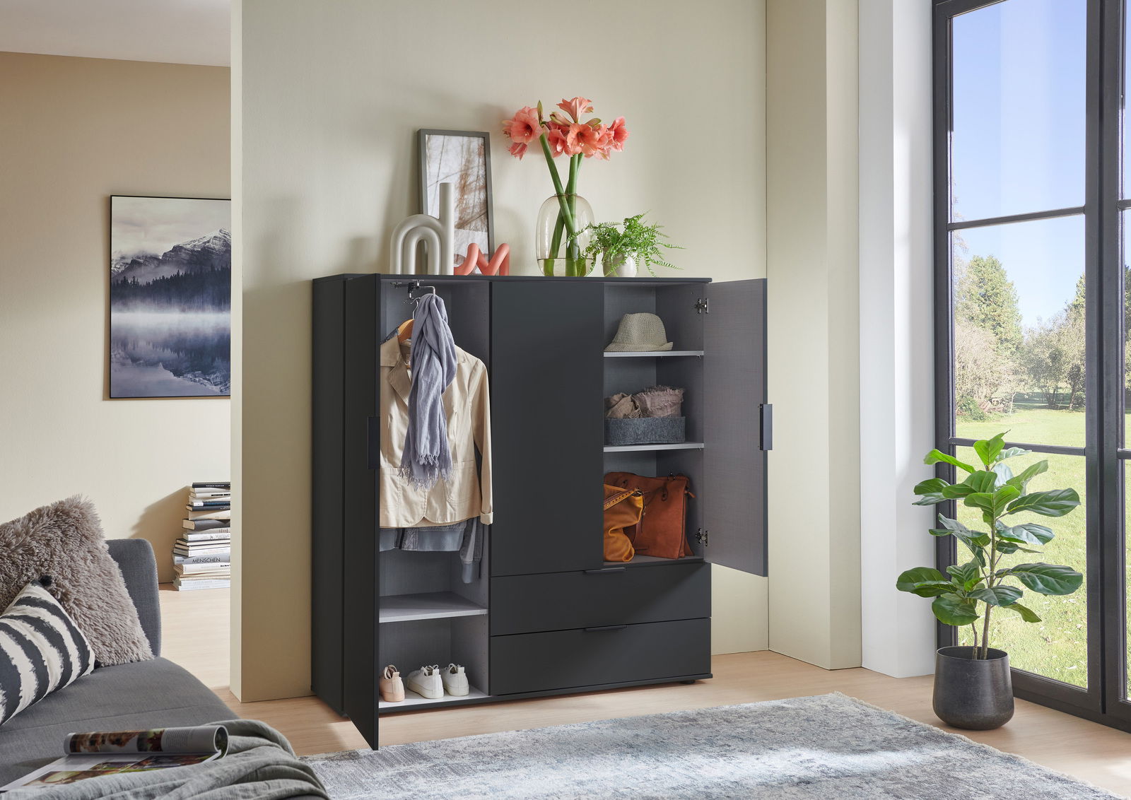 Modernes Highboard in dunkler Farbe mit offenen Türen, zeigt Stauraum für Kleidung und Accessoires, seitliche Perspektive.