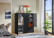 Modernes Highboard in dunkler Farbe mit offenen Türen, zeigt Stauraum für Kleidung und Accessoires, seitliche Perspektive.