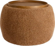 Runder, brauner Pouf/Beistelltisch mit grob strukturierter Stoffoberfläche und Holztablett oben, freigestellt auf Weiß, Ansicht leicht von oben frontal.