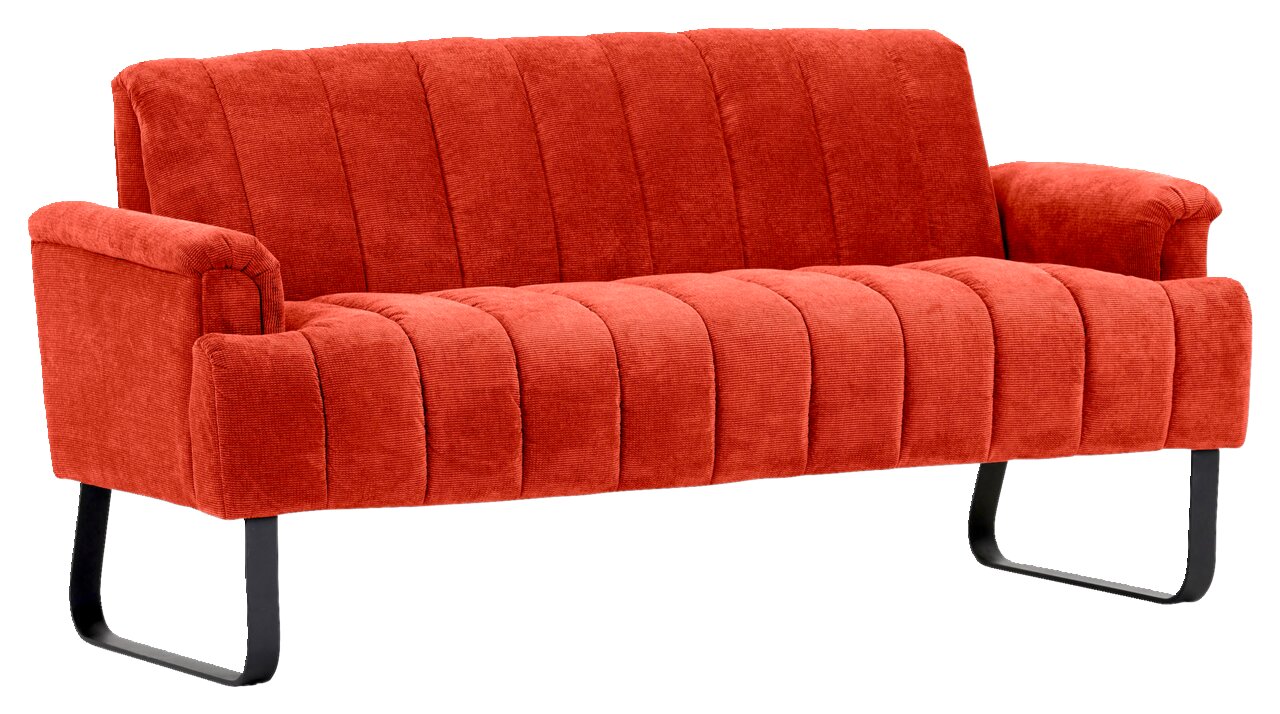 Novel 2,5er-Sitzbank LAILA Rote 2,5er-Sitzbank mit gestepptem Stoffbezug und schwarzen Metallbeinen, seitliche Perspektive