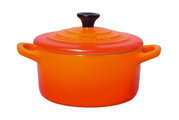 Rote Mini-Cocotte aus Gusseisen mit Deckel, seitliche Perspektive