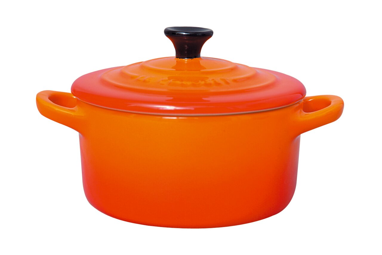 Rote Mini-Cocotte aus Gusseisen mit Deckel, seitliche Perspektive