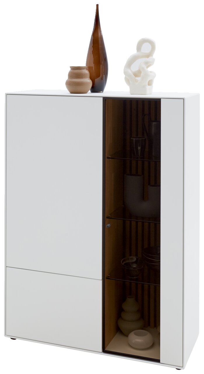 Modernes Highboard mit Glas auf der rechten Seite, dekoriert mit Vasen und Skulptur, aus einer leicht seitlichen Perspektive.