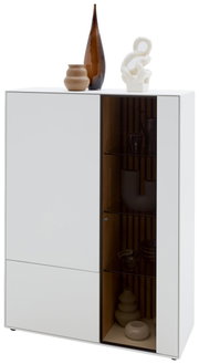 Modernes Highboard mit Glas auf der rechten Seite, dekoriert mit Vasen und Skulptur, aus einer leicht seitlichen Perspektive.