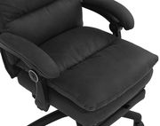 Schwarzer Chefsessel mit gepolsterten Armlehnen und Sitzfläche, seitliche Perspektive