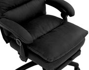 Schwarzer Chefsessel mit gepolsterten Armlehnen und Sitzfläche, seitliche Perspektive