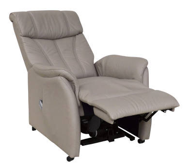 Bequemer Fernsehsessel in hellgrauem Leder, seitliche Perspektive mit ausgeklappter Fußstütze.