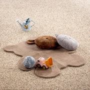 Kinderzimmerteppich in Tierform mit Spielzeug, aus der Vogelperspektive fotografiert.