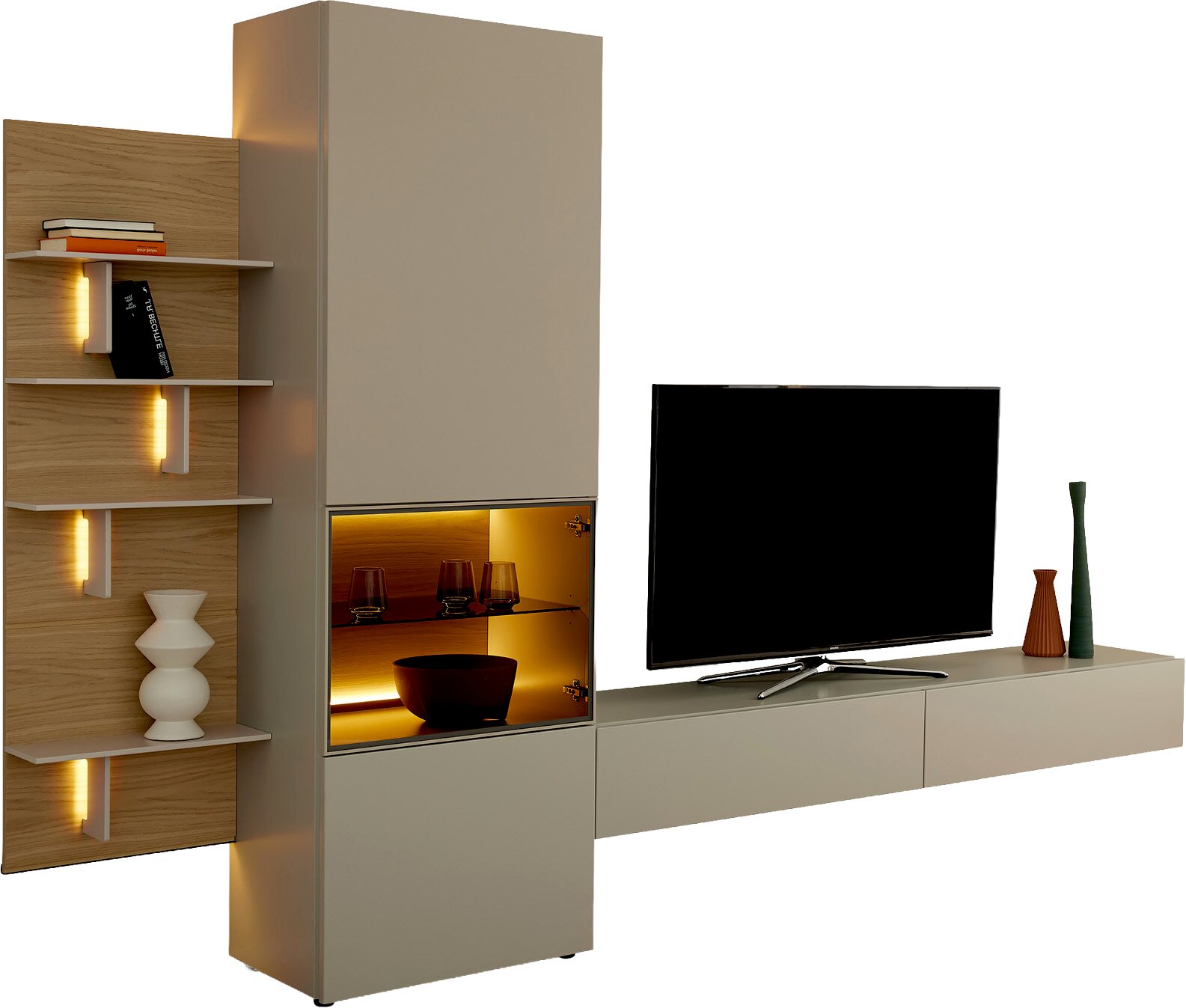 Moderne beige Wohnwand mit TV-Lowboard, Hochschrank, beleuchteter Vitrine und offenen Regalen in Holzoptik, aus frontaler Perspektive leicht von rechts dargestellt