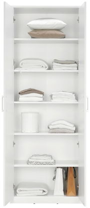 Mehrzweckschrank mit offenen Türen, gefüllt mit ordentlich gestapelten Kissen, Decken und Aufbewahrungsboxen, frontal betrachtet.