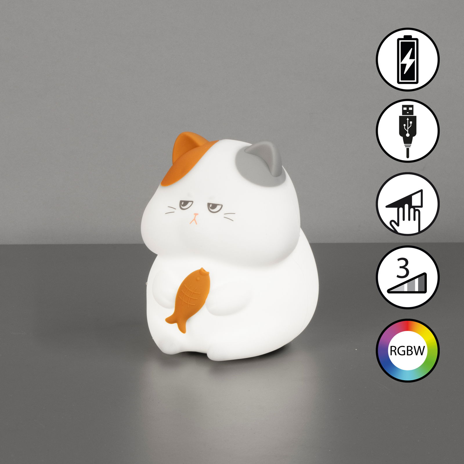 Niedliches Akku-Nachtlicht in Form einer sitzenden Katze mit einem Fisch in den Pfoten, seitliche Perspektive.