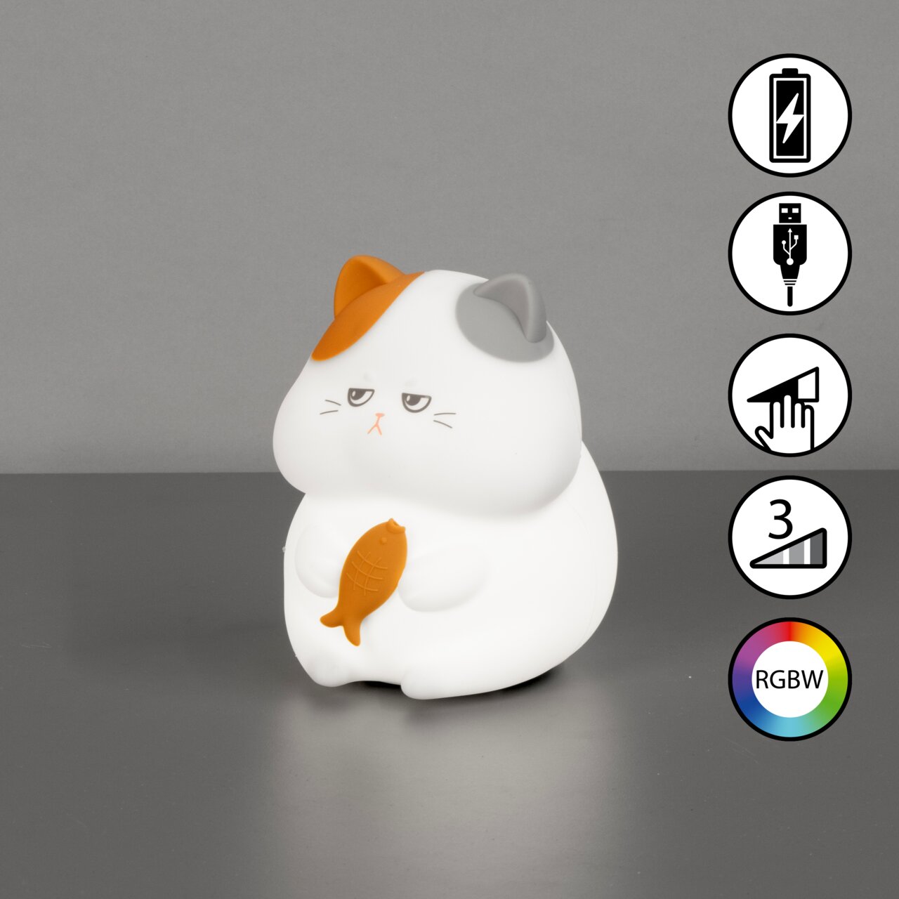 Niedliches Akku-Nachtlicht in Form einer sitzenden Katze mit einem Fisch in den Pfoten, seitliche Perspektive.