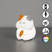 Niedliches Akku-Nachtlicht in Form einer sitzenden Katze mit einem Fisch in den Pfoten, seitliche Perspektive.