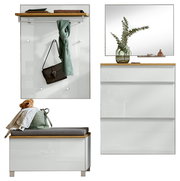 Modernes Garderoben-Set im Flur: weiße Hochglanzmöbel mit Holzablagen, Wandpaneel mit Haken, Sitzbank mit grauem Polster, Schuhschrank und Spiegel, frontal aus leicht erhöhter Perspektive.