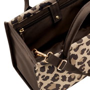 Leopardenmuster Shopper Tasche mit goldenen Details, von oben betrachtet.