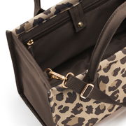 Leopardenmuster Shopper Tasche mit goldenen Details, von oben betrachtet.