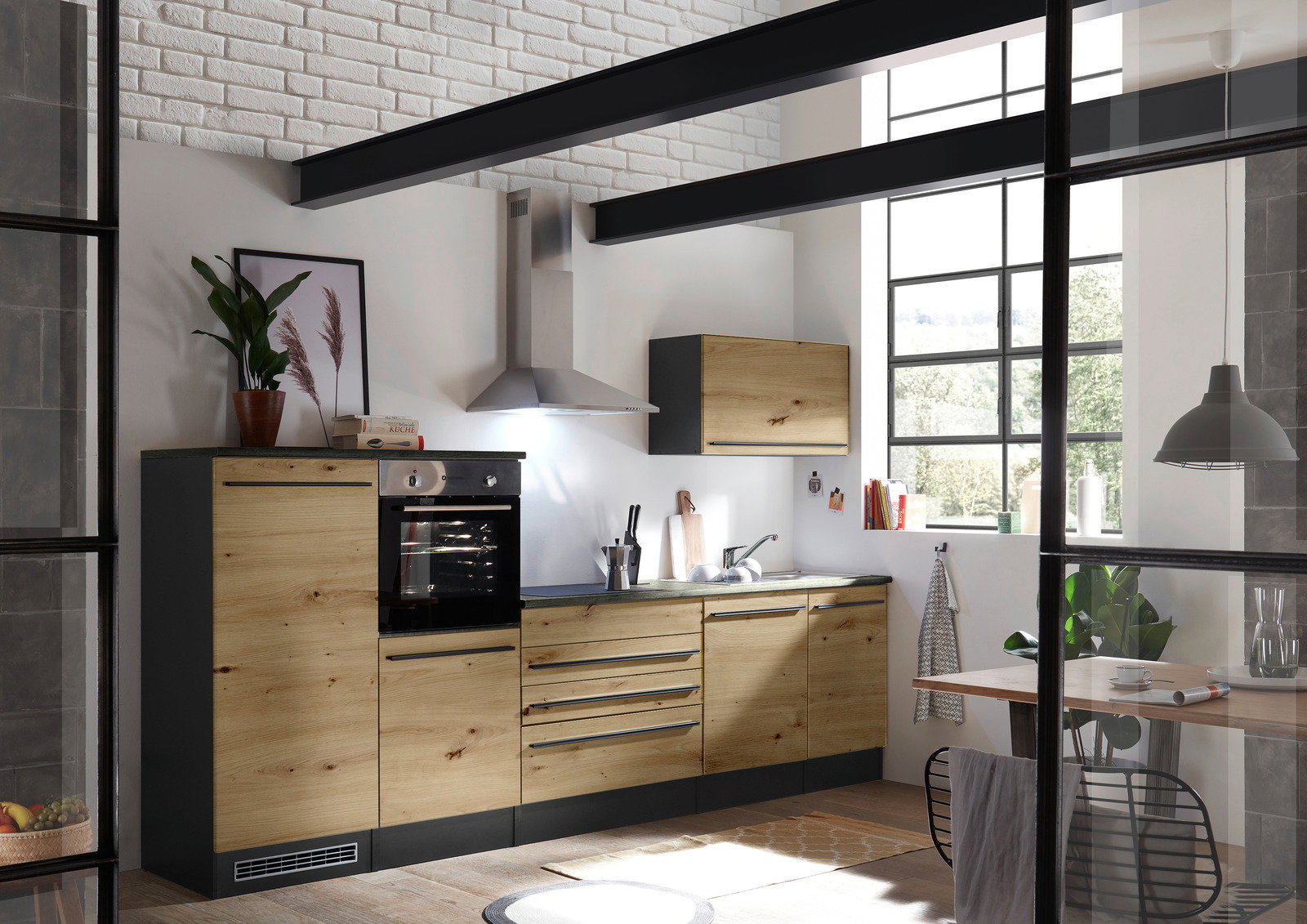 Moderne Küchenzeile in Holzoptik mit integriertem Backofen und Dunstabzugshaube, seitliche Perspektive